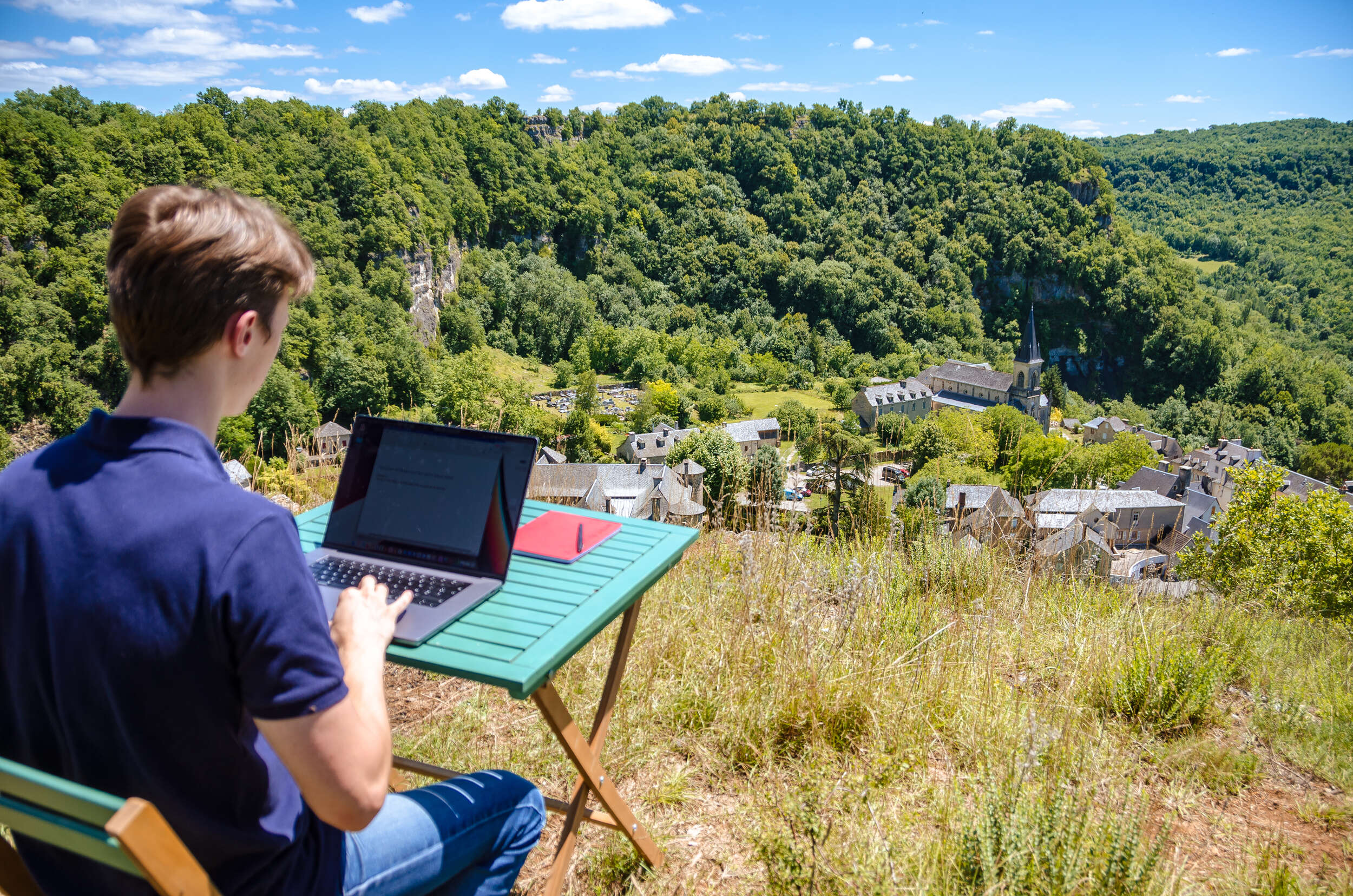 Bureau en extérieur en Aveyron-© M. Hennessy - Aveyron Attractivité Tourisme