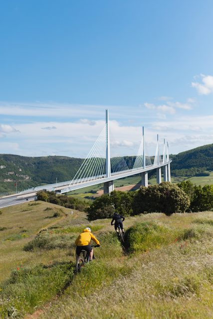 VTTEnduro aux abords du Viaduc de Millau ©J. Abellan - Vélo Vert