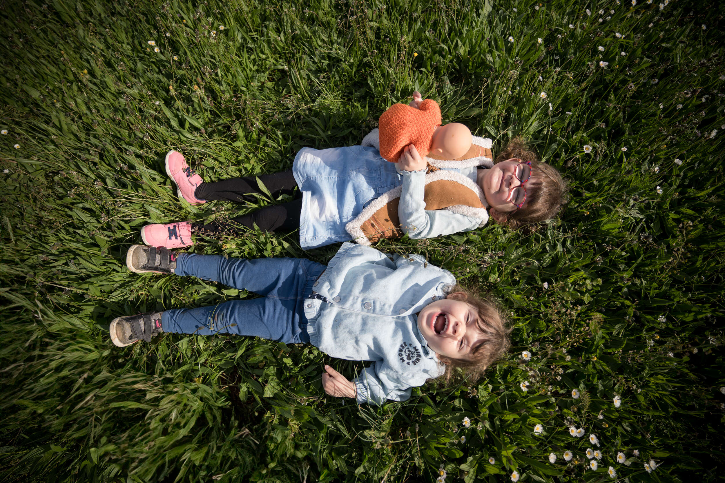 Petites filles allongees dans un pre-© G. Alric - Aveyron Attractivité Tourisme