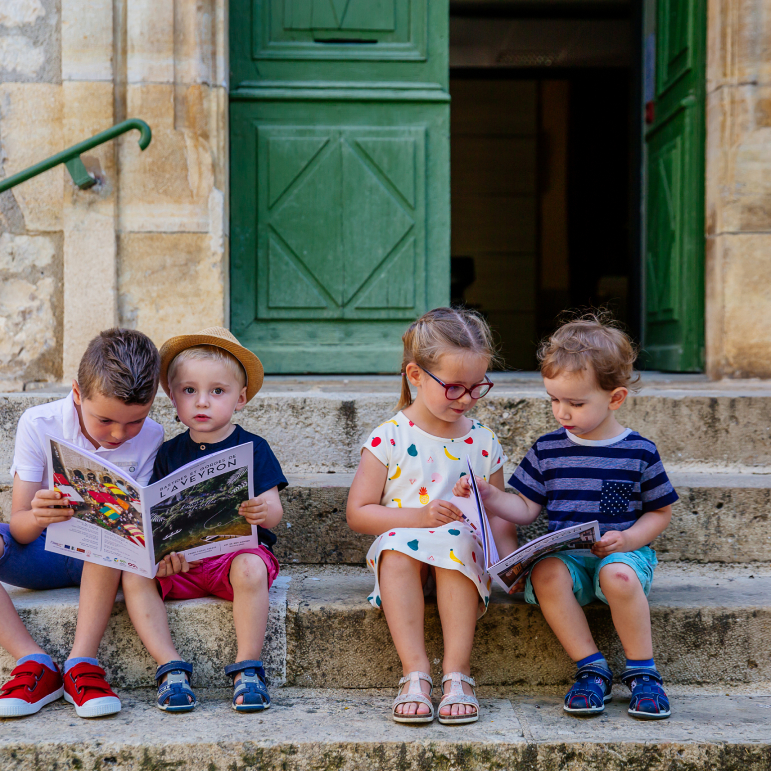 Commence ta vie en Aveyron, enfants assis ©Agence Les Conteurs